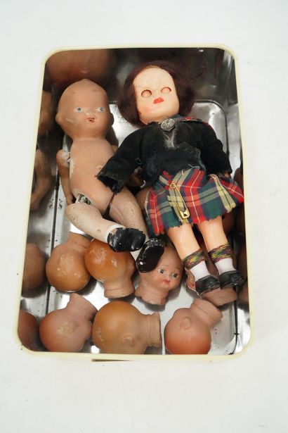 null Lot de têtes de poupées en terre cuite, poupée en plâtre et une poupée en c...