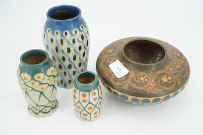 null Réunion de trois vases en céramique glaçurés à décors géométriques. On joint...