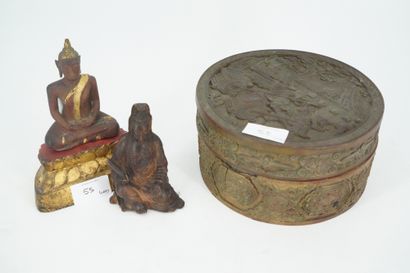 null 
Boîte en bois laqué à décor sculpté de personnages asiatiques contenant des...