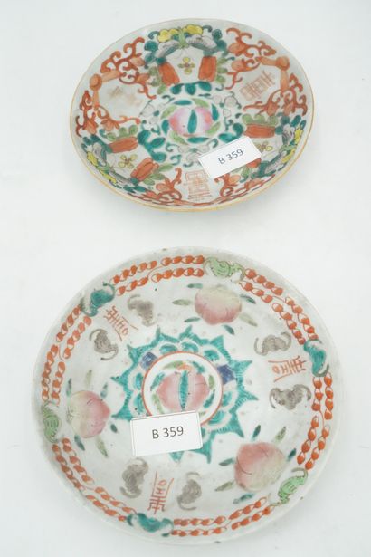 null Lot de porcelaine chinoise : assiette creuse, deux théières égoïste à décor...