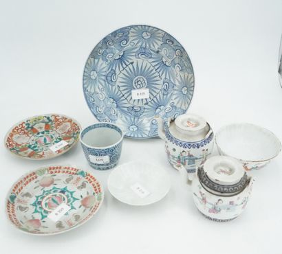 null Lot de porcelaine chinoise : assiette creuse, deux théières égoïste à décor...