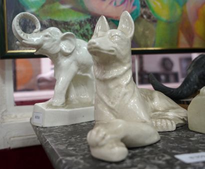 null Réunion de deux sculptures en céramique par L. FRANCOIS, figurant deux chiens...