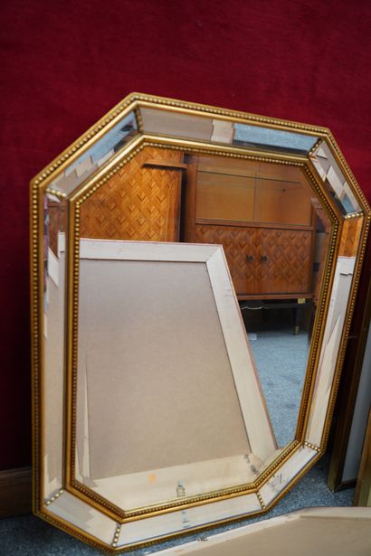 null Deux miroirs modernes en bois doré.
