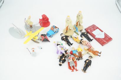 null Réunion de figurines : Tintin, Dupont et Dupond, Milou, Haddock, Rackham. On...