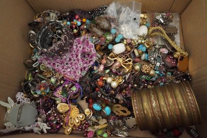 null *Important lot de bijoux fantaisie : colliers de perles, bracelets, strass,...