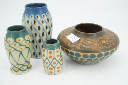 null Réunion de trois vases en céramique glaçurés à décors géométriques. On joint...