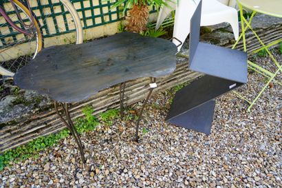 null Lot de mobilier de jardin comprenant deux tables pliantes métalliques, deux...