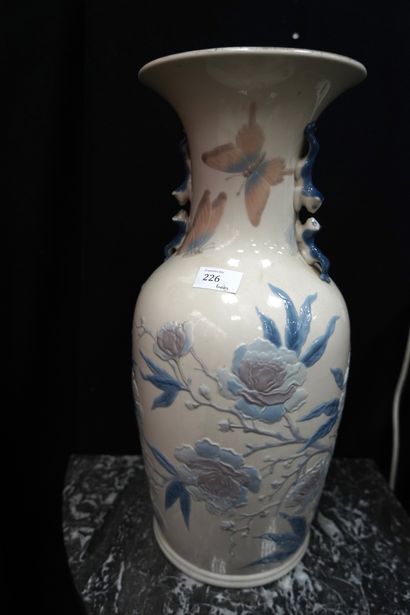 null LLADRO, vase balustre à décor de fleurs, papillons, les anses en forme de c...