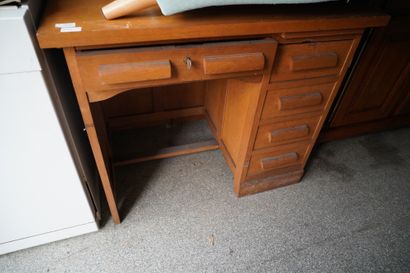 null Petit bureau en bois plaqué ouvrant par un tiroirs en ceinture et quatre tiroir...