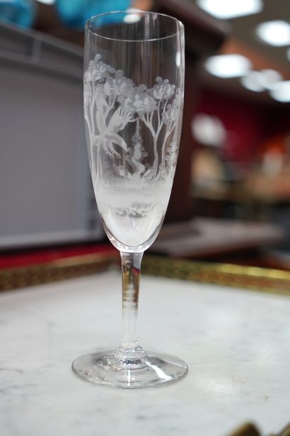 null CRISTALLERIE DE LA LORRAINE - Partie de service de verres en cristal gravé d’un...