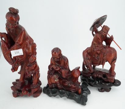null Réunion de trois sujets en bois sculpté figurant un pêcheur, sage sur son âne,...