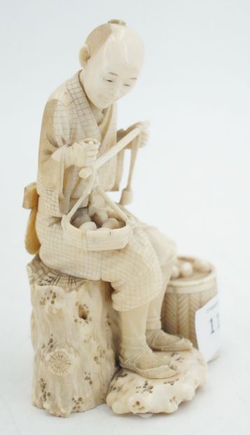 null Okimono en ivoire figurant un homme assis tenant des œufs. JAPON vers 1900,...