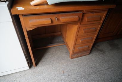 null Petit bureau en bois plaqué ouvrant par un tiroirs en ceinture et quatre tiroir...