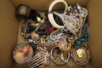 null *Important lot de bijoux fantaisie : colliers de perles, bracelets, strass,...
