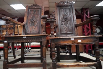 null Deux fauteuils dits caquetoires en chêne sculpté, style Louis XIV, on joint...