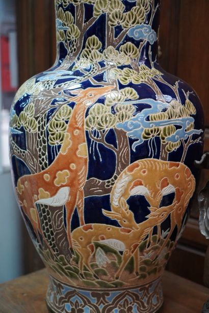null Important vase en céramique à décor d'animaux de la savane.