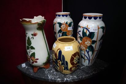 null Reunion de quatre vases en faïence, à décor de fleurs stylisées, travail des...