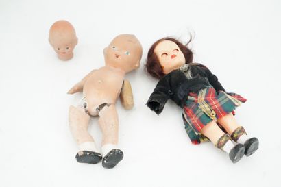 null Lot de têtes de poupées en terre cuite, poupée en plâtre et une poupée en c...