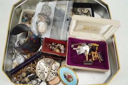 null Lot de bijoux fantaisie, dont bracelet en métal Dior, broche ornée d'une micromosaïque,...