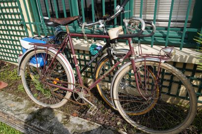 null *Deux vélos, l'un de marque Peugeot, l'autre de marque La France.