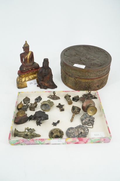 null 
Boîte en bois laqué à décor sculpté de personnages asiatiques contenant des...