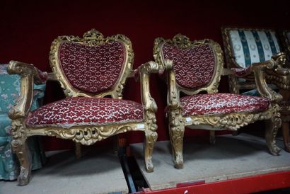 null Paire d'importants fauteuils en bois doré à décor de style rocaille, le dossier...