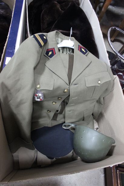 null Uniforme militaire : veste, pantalon, casque, casquette et imperméable ; ceintures...