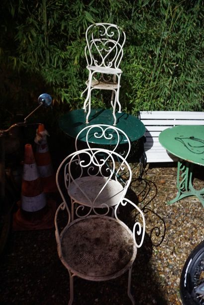 null Mobilier de jardin : Deux fauteuils, deux chaises en fer forgé blanc et un guéridon...