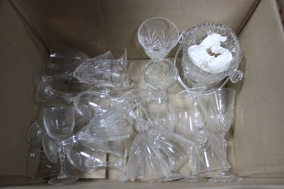 null * Quatre cartons comprenant des verres dépareillés en verre et cristal à décor...