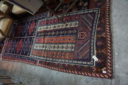 null Cinq tapis persans à décor géométrique. Modernes.