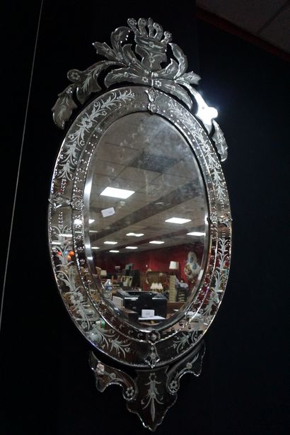 null Important miroir de Venise gravé de fleurs, de forme ovale à fronton. Hauteur...