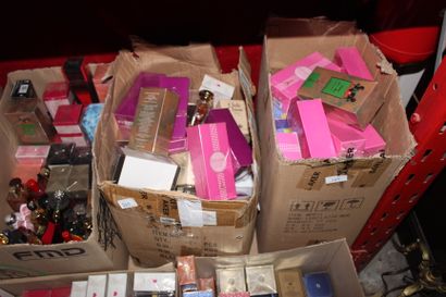 null * Huit cartons de flacons de parfum, certains en coffret, Femme Chic, Effrontée,...