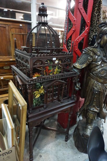 null Importante cage à oiseau en bois exotique mouluré et sculpté posant sur une...