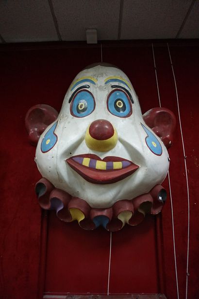 null Importante décoration foraine figurant une tête de clown en composition col...