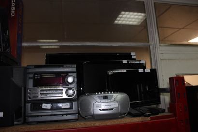 null * Trois écrans SAMSUNG, WALTHAM (2), radio-cassette de marque THOMSON, mini...