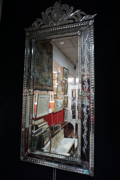 null Important miroir de Venise gravé de fleurs, à parecloses, biseauté. Hauteur...