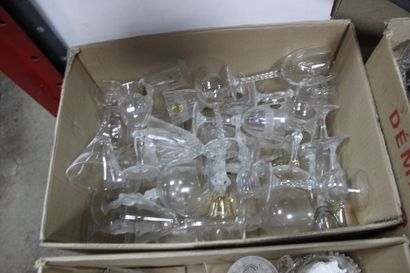 null * Quatre cartons comprenant des verres dépareillés en verre et cristal à décor...