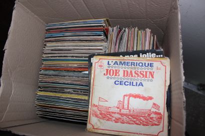 null Huit cartons de CD roms, CD de musique, vinyles 45 et 33 tours, variété, rock,...