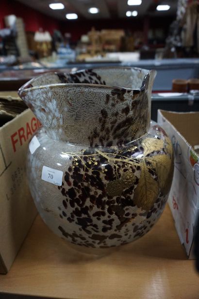 null Important vase en verre à décor gravé et doré de motifs végétaux sur fond moucheté,...
