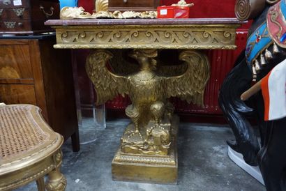 null Paire de consoles en bois sculpté de style Empire à décor d'un aigle et frises...