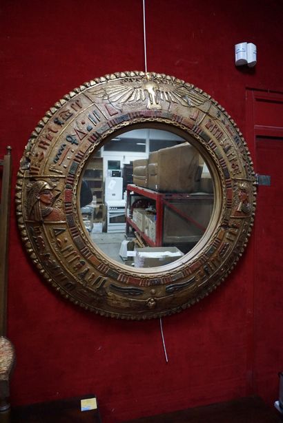 null Miroir circulaire dans un encadrement en composition à décor sculpté dans le...