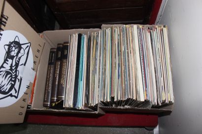 null Huit cartons de CD roms, CD de musique, vinyles 45 et 33 tours, variété, rock,...