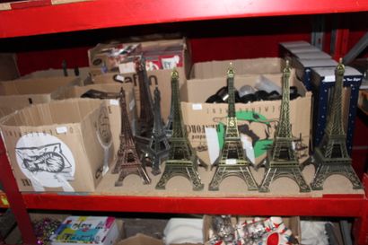 null * Onze cartons de souvenirs de Paris : chopes en verre, mugs, tours Eiffel,...