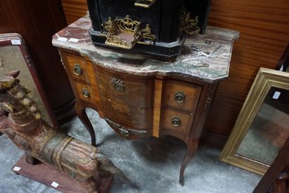 null Petite commode en bois plaqué marqueté d'un trophée de musique, la façade à...