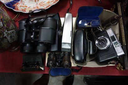 null Lot comprenant : appareils photos Kodak rétina S2, paires de jumelles, balance...