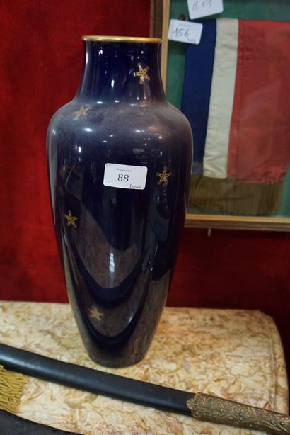 null * Sèvres manufacture nationale. Grand vase à fond bleu et décor stylisé. Cachet...