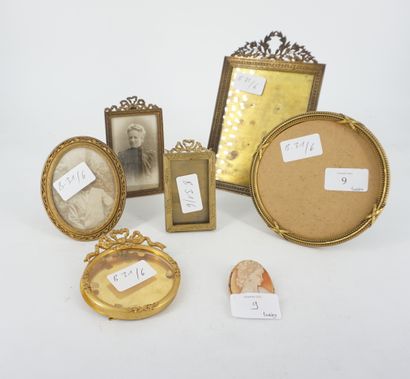 null Ensemble de cadres photos en bronze et laiton doré de style Louis XVI, fin XIXème...