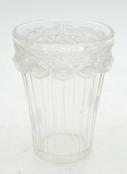 null LALIQUE France, vase en verre pressé et moulé à décor d'une frise de fleurs...