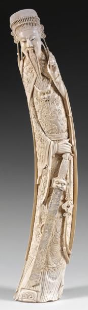 null Statuette d'empereur debout en ivoire à patine jaune, une main posée sur le...