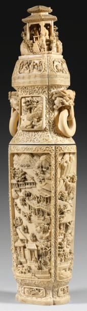 null Vase de forme balustre et couvert en ivoire à patine jaune, à décor sculpté...
